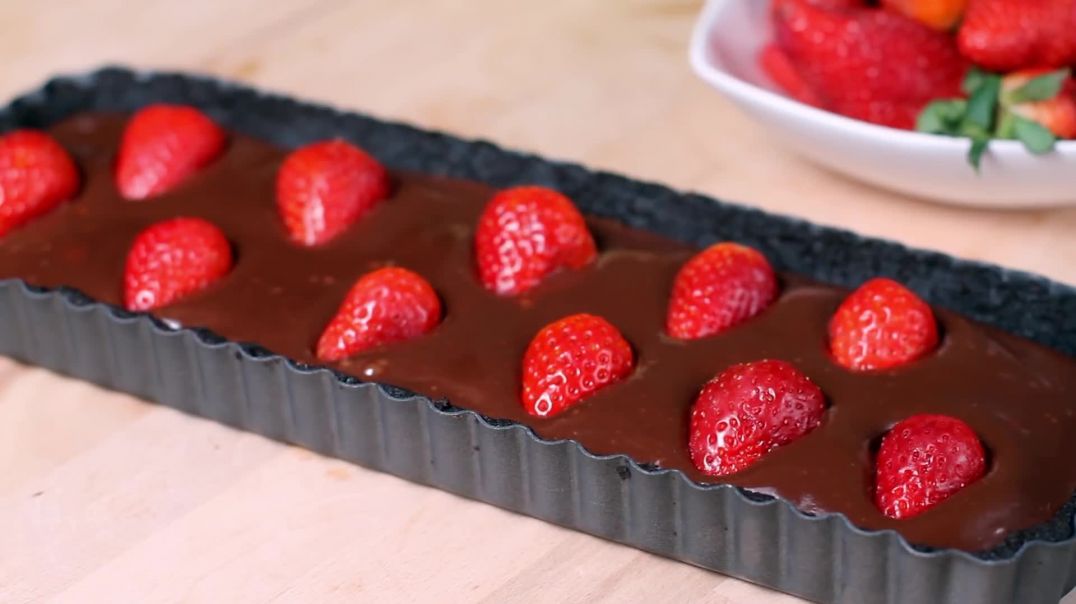 ⁣No Bake Strawberry Chocolate Tart Recipe